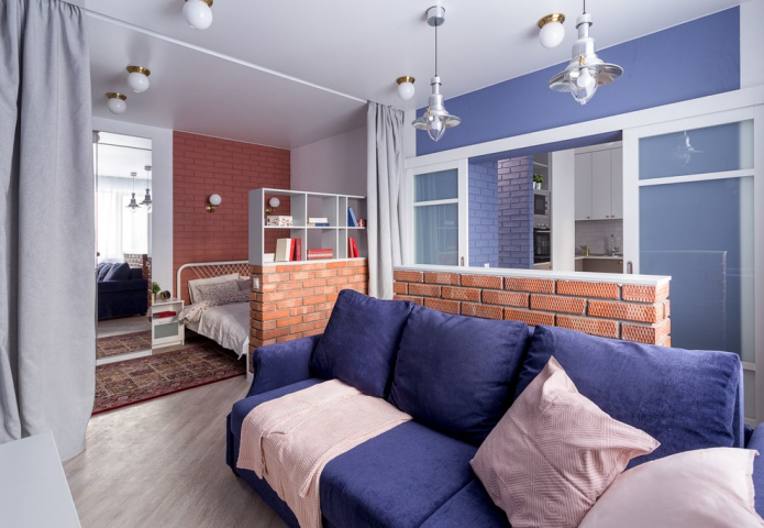 Zonificación con cortinas en el interior de la sala de estar del dormitorio.