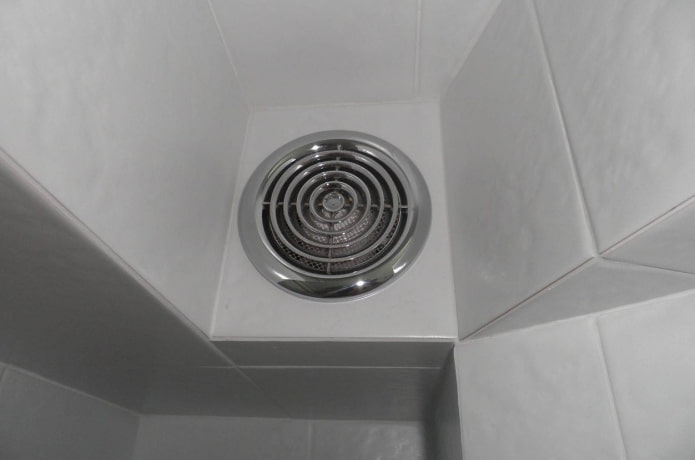 Ventilación en el baño en el apartamento de Khrushchev.