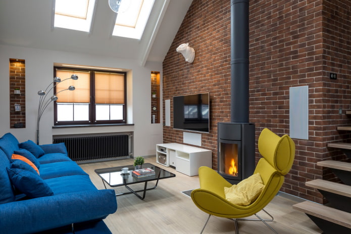 Chimenea en el interior de la sala de estar en estilo loft.