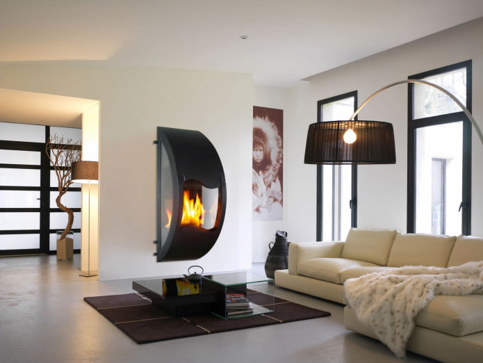 Chimenea en el interior de la sala de estar en estilo de alta tecnología.