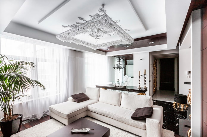 chandelier sa ibabaw ng sofa sa loob ng sala