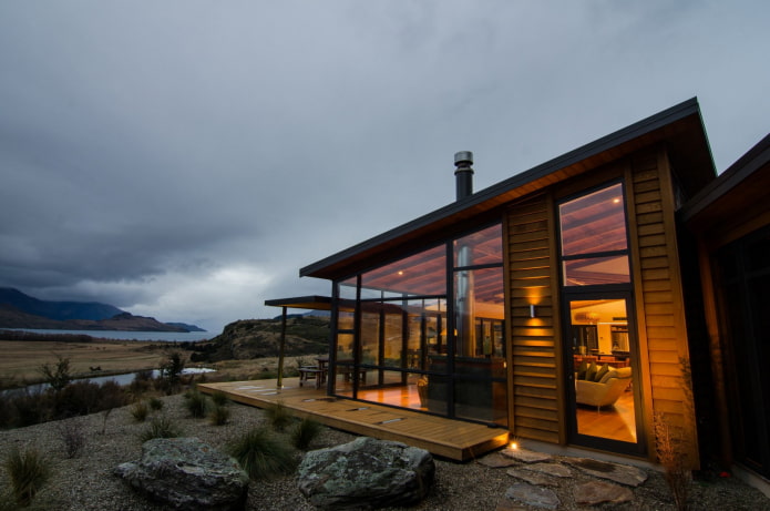 casa con ventanas panorámicas en estilo de alta tecnología