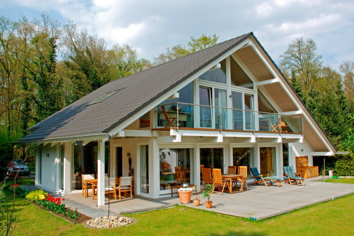 casa de entramado de madera con terraza