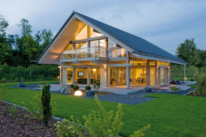 casa de entramado de madera con un ático