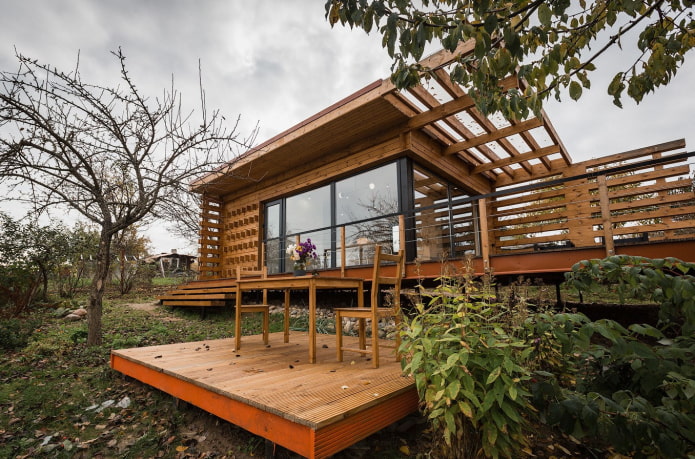 casa de entramado de madera con terraza