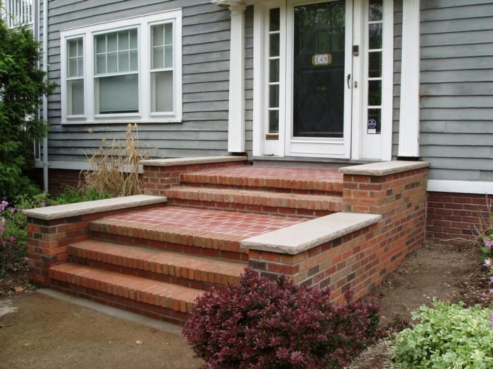 bahay na may brick porch