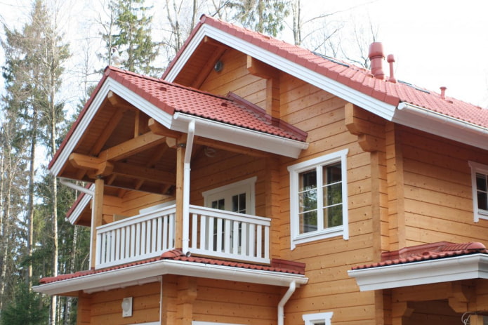 proyecto de una casa de madera con balcón