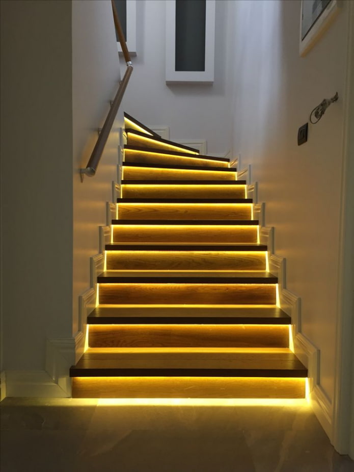 escalera con escalones iluminados en la casa