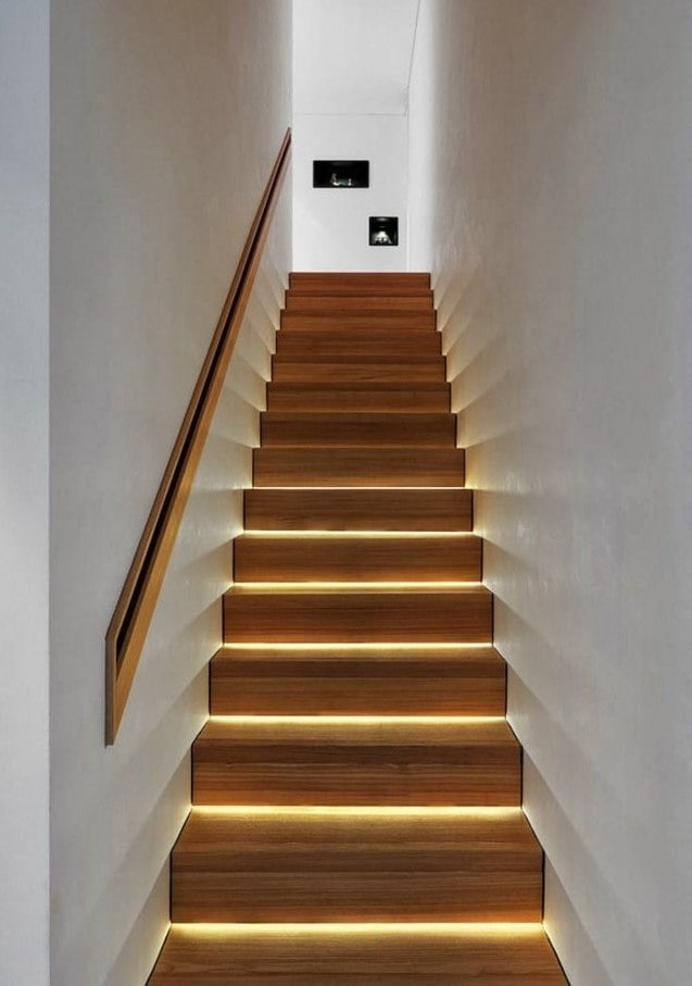 escalera con iluminación led en la casa