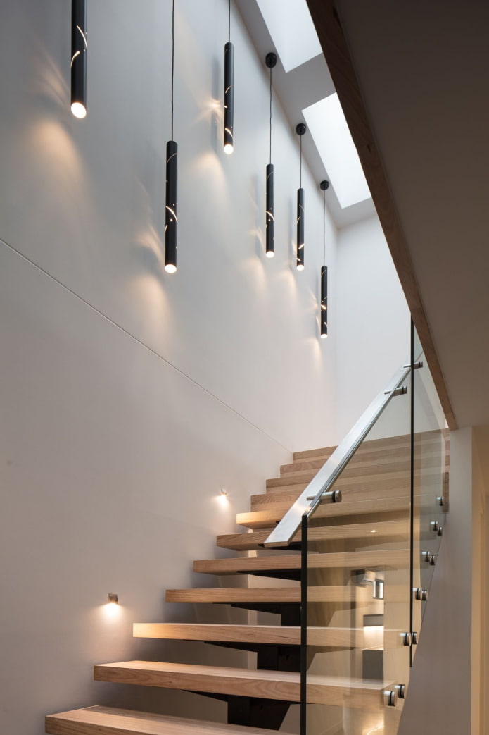 escalera con iluminación combinada en la casa