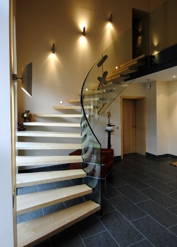 Escalera con apliques de pared en el interior de la casa.