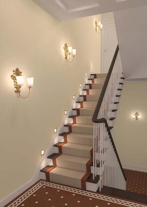 Escalera con apliques de pared en el interior de la casa.