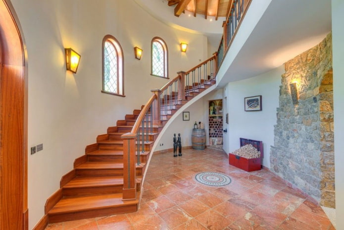 Escalera con apliques de pared en el interior de la casa.