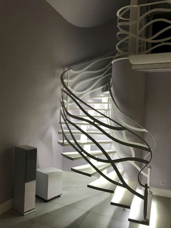 escalera iluminada