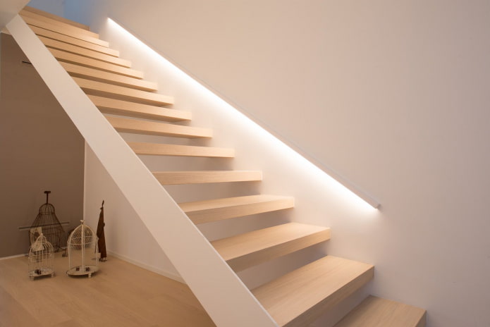 escalera con iluminación inalámbrica en la casa