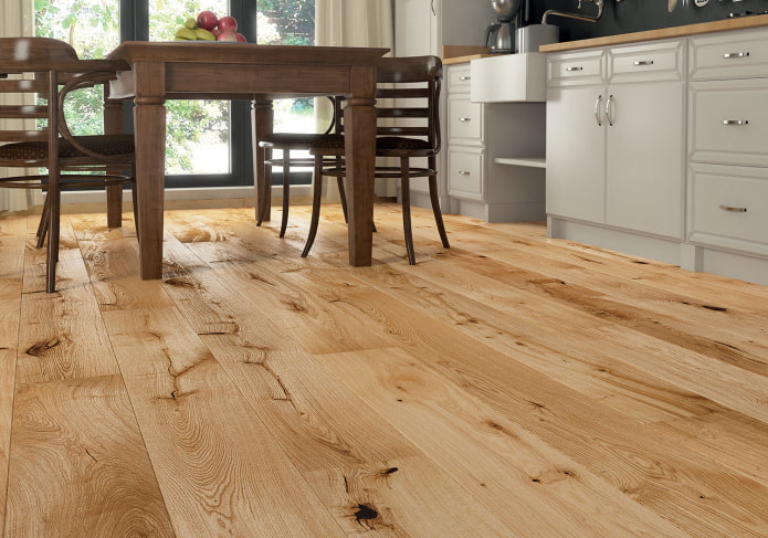 tablero de parquet natural en la cocina