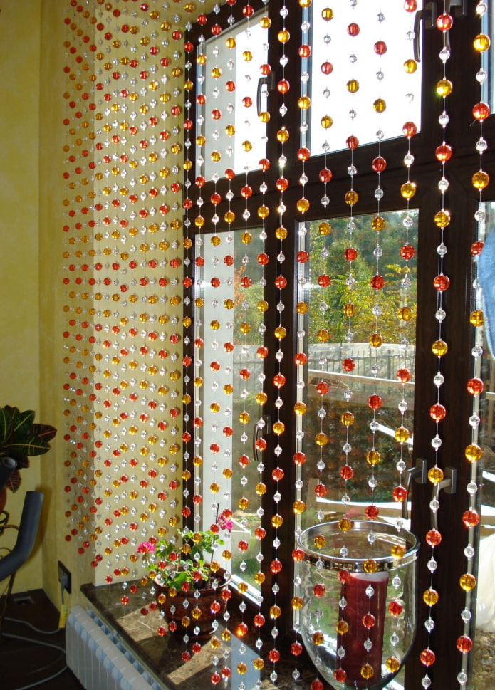 diseño de cortinas de filamento en el interior de la cocina.