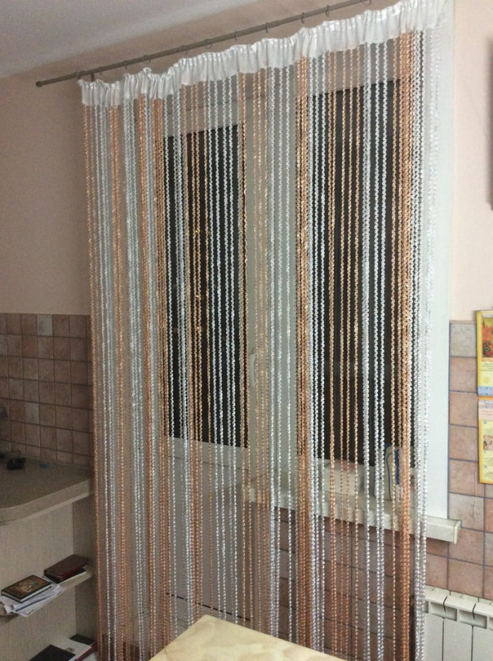 diseño de cortinas de filamento en el interior de la cocina.