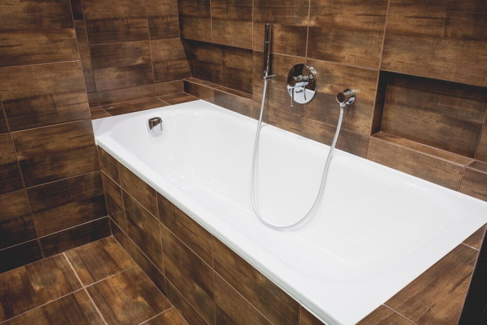 naka-tile na acrylic bathtub