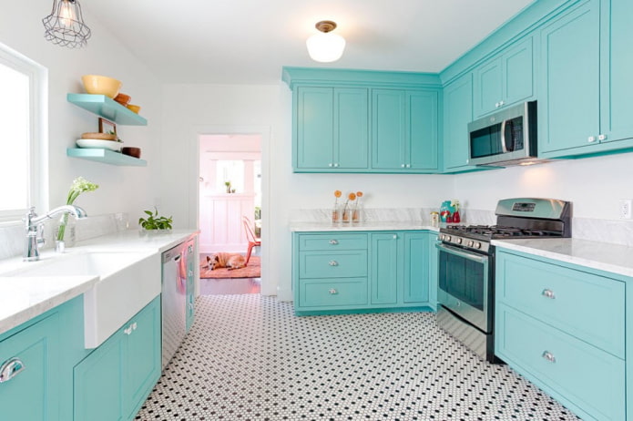 interior de la cocina en colores blanco y turquesa