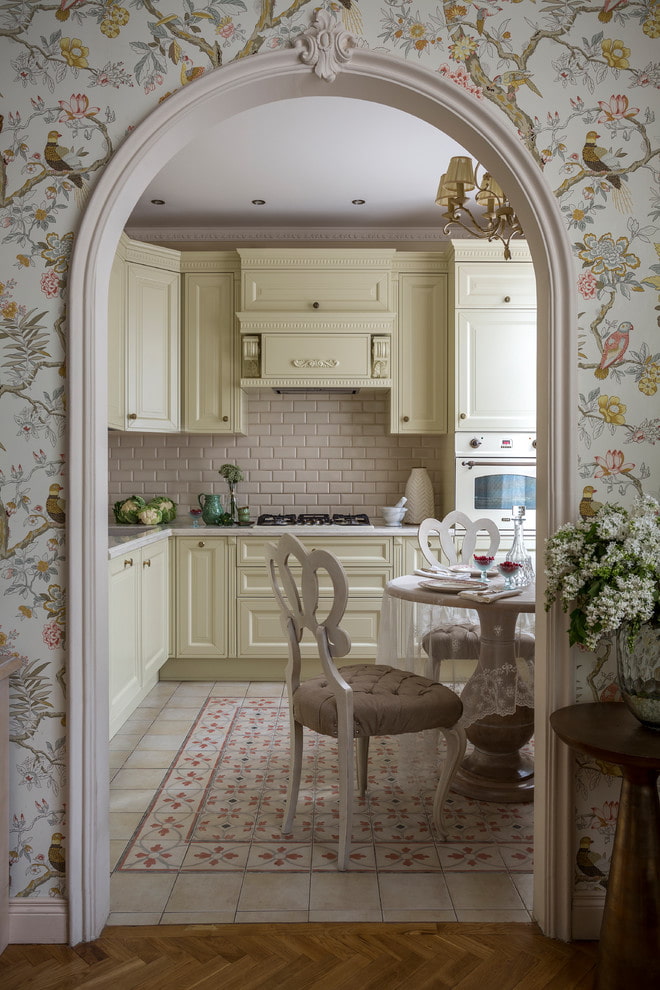 un arco en lugar de una puerta en el interior de la cocina