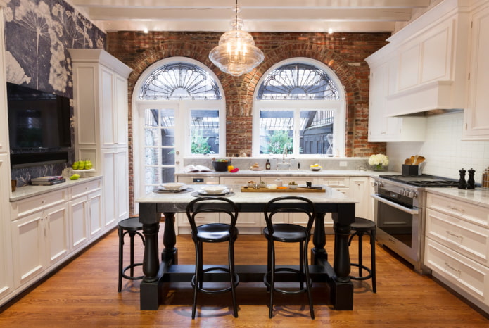 Ventana en forma de arco en el interior de la cocina.