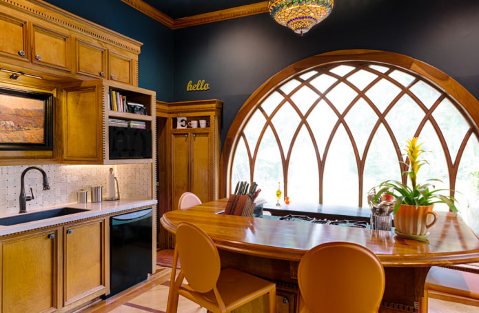 Ventana en forma de arco en el interior de la cocina.