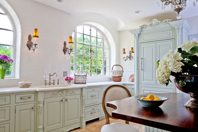 Ventana en forma de arco en el interior de la cocina.