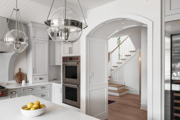 un arco en lugar de una puerta en el interior de la cocina