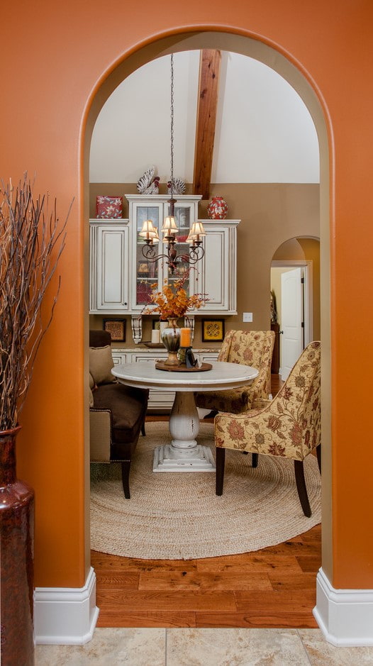 un arco en lugar de una puerta en el interior de la cocina