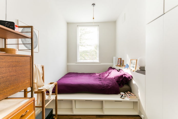 cama de podio en un dormitorio estrecho