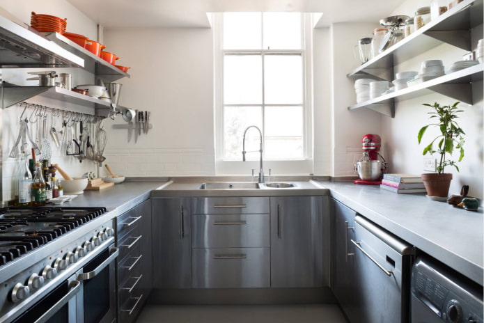 Cocina en forma de U con ventana.