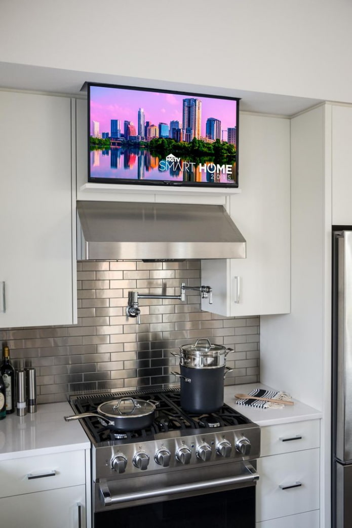 TV sobre el capó en la cocina