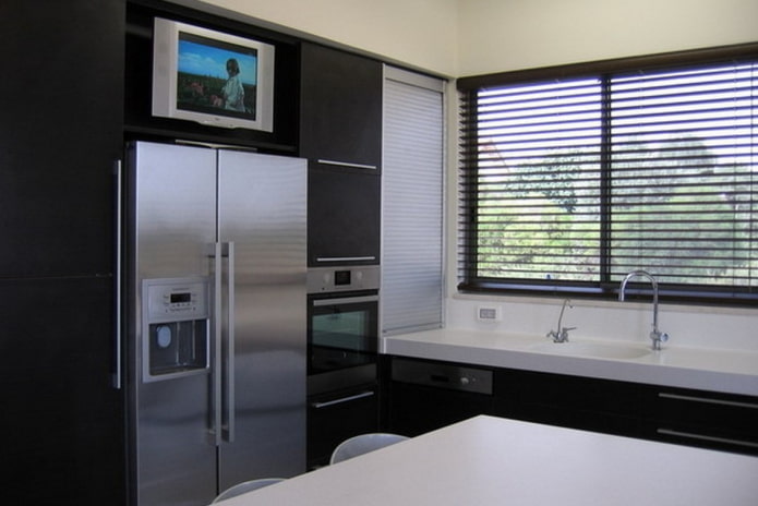 TV sobre el refrigerador en la cocina