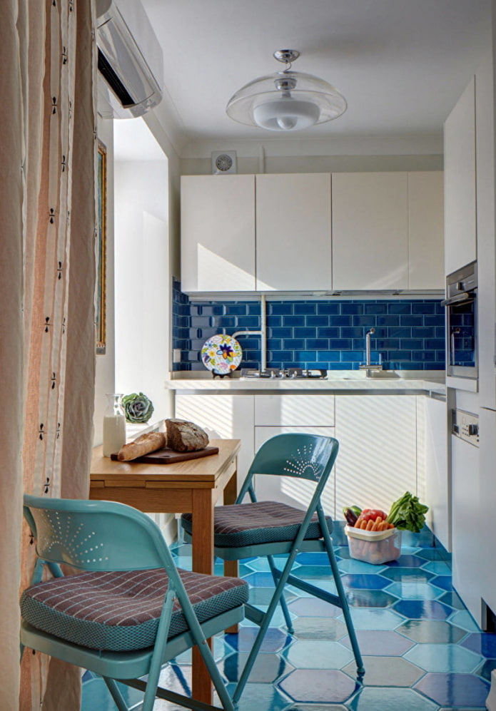 cocina con una mesa pequeña