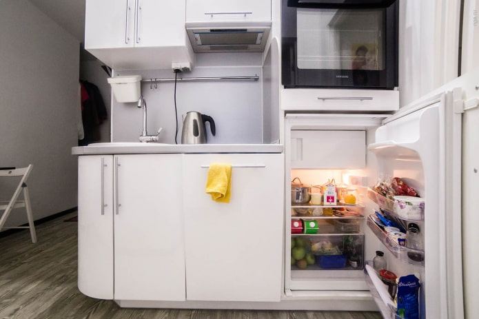 pequeño refrigerador debajo de la encimera