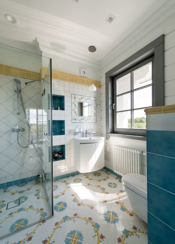 azulejos brillantes en el baño