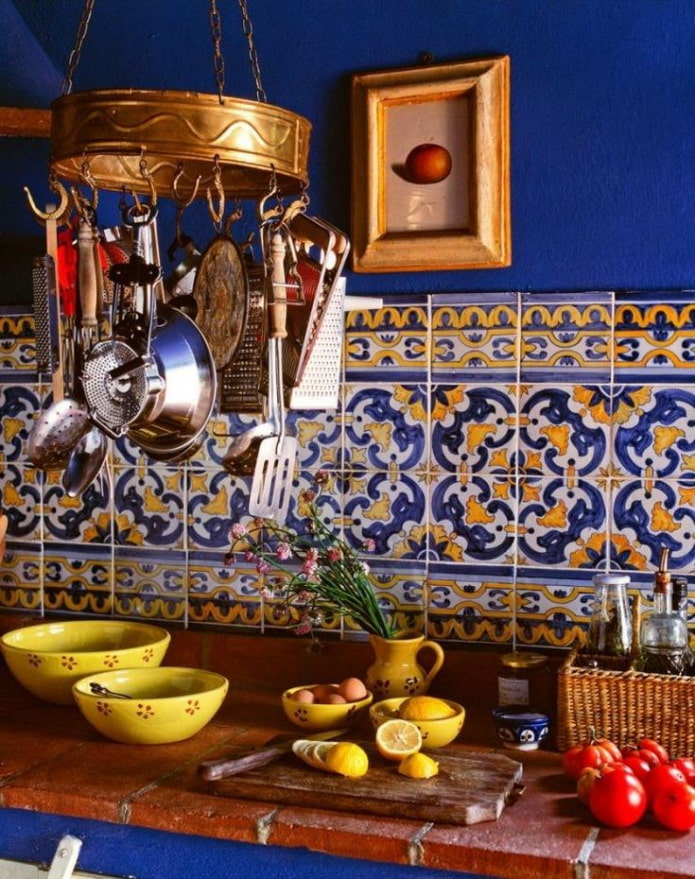 cocina azul con detalles en amarillo