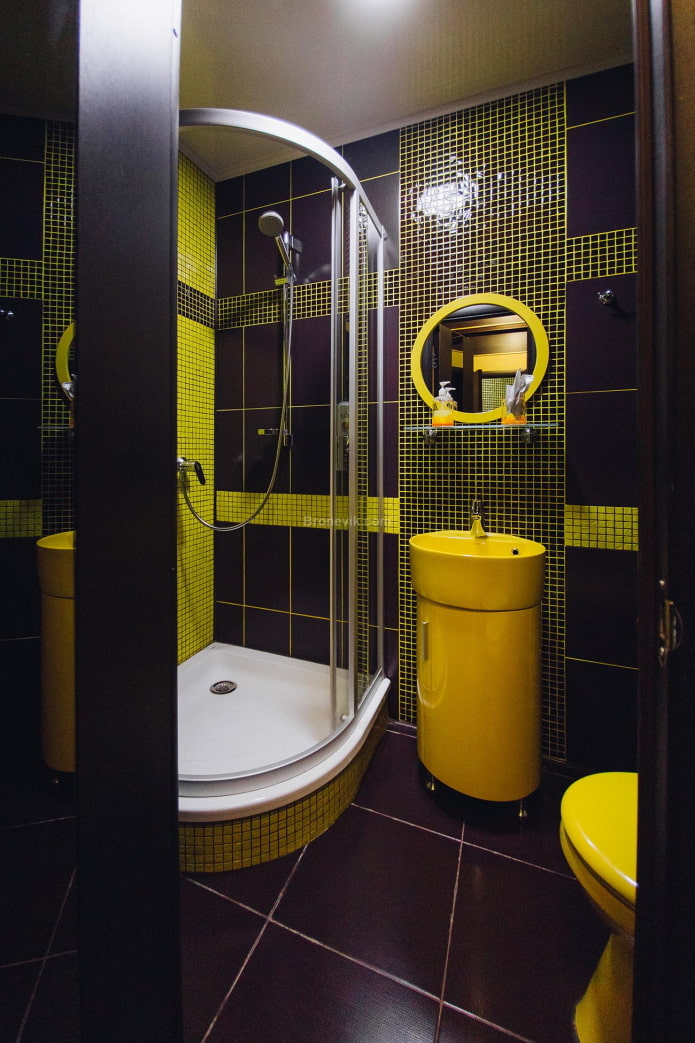 baño negro y amarillo