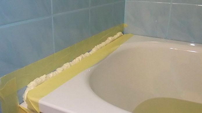 tinatakan ang mga kasukasuan na may polyurethane foam