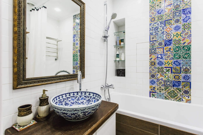 Azulejos marroquíes en el baño.