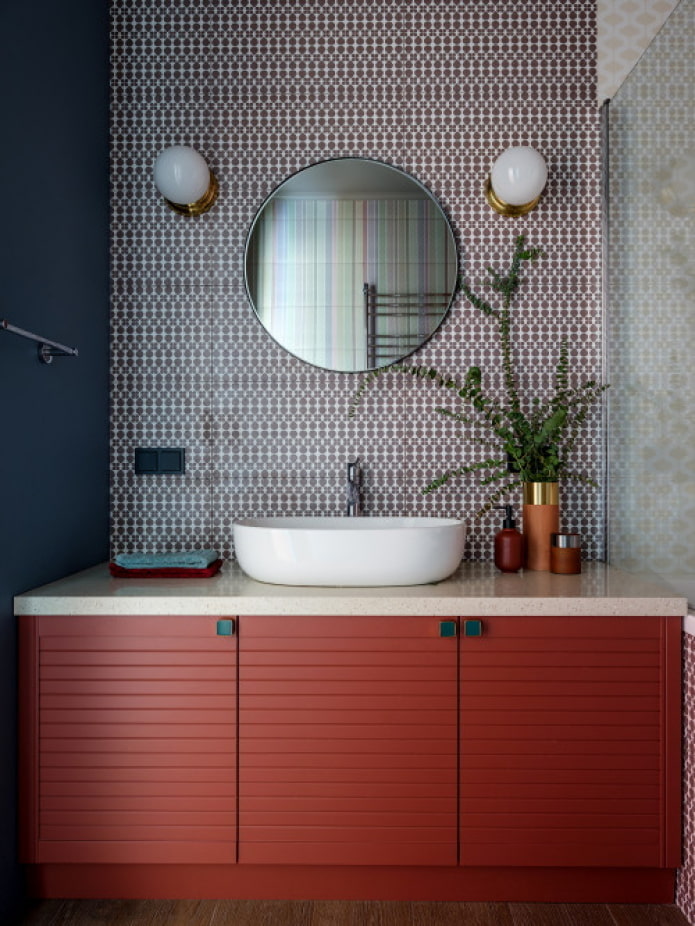 baño con mueble rojo