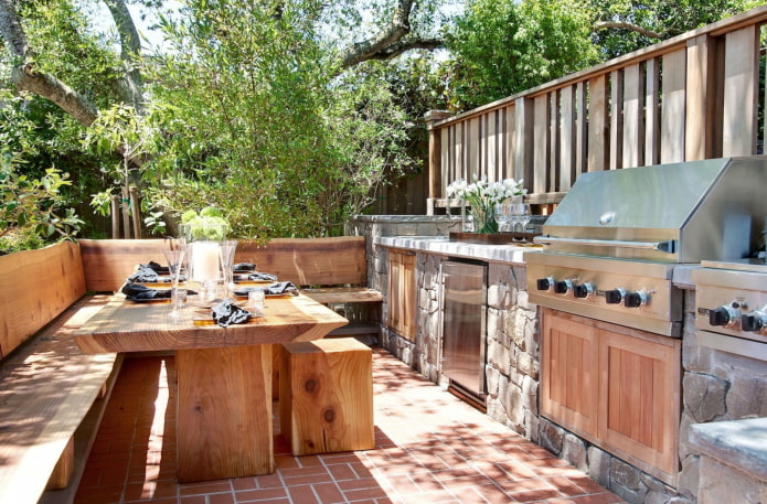 una mesa para una residencia de verano hecha de madera