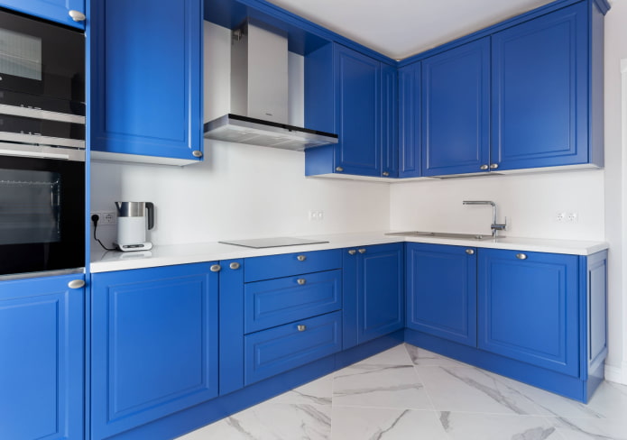 cocina azul con accesorios plateados