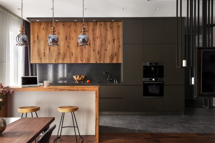 Cocina oscura con muebles de madera.