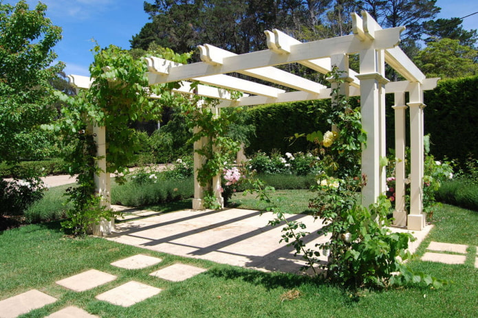 pérgola en el jardín