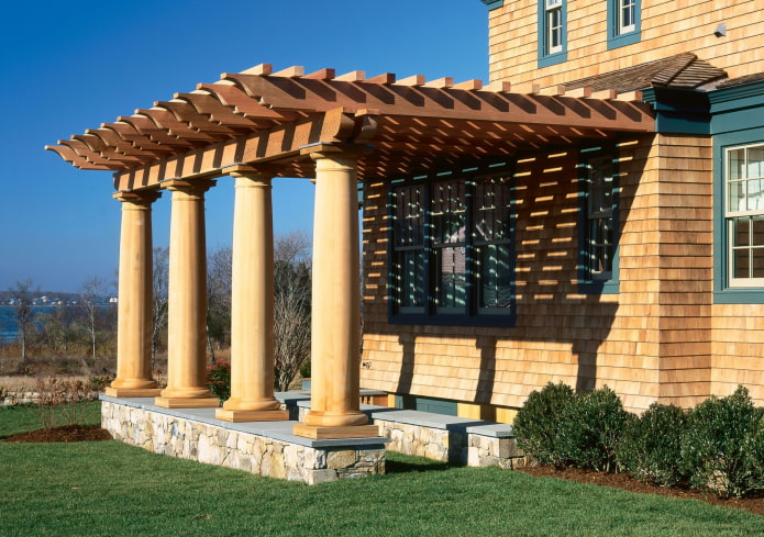 pérgola con columnas