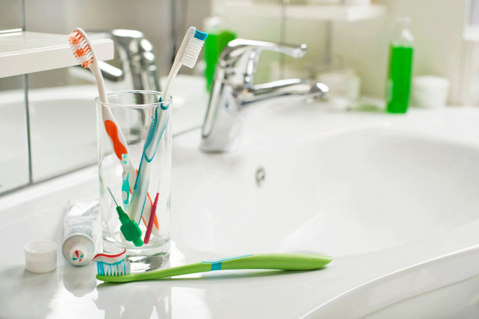 Cepillos de dientes en el baño.