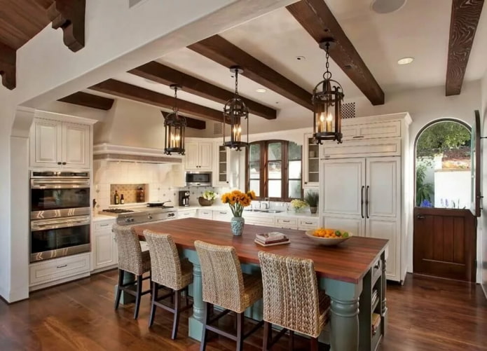 Cocina de estilo provenzal con vigas de madera.