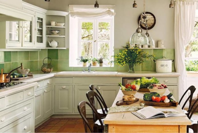 Cocina con delantal verde